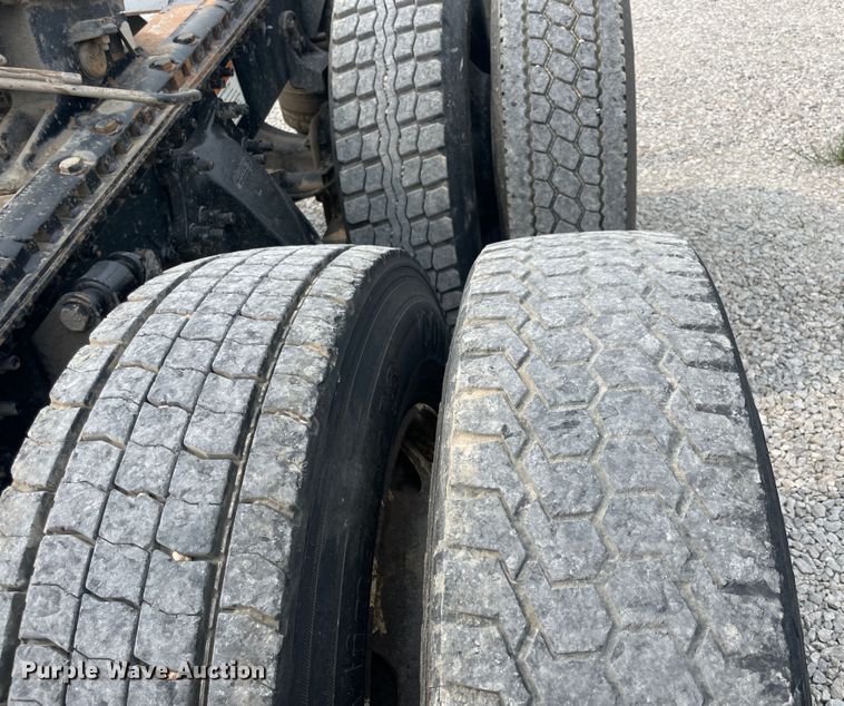 image for item KK9506 2007 Freightliner Columbia 120  semi truck