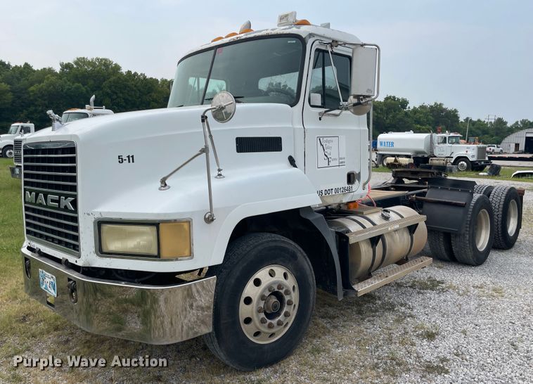 image for item KK9507 2001 Mack CH613  semi truck