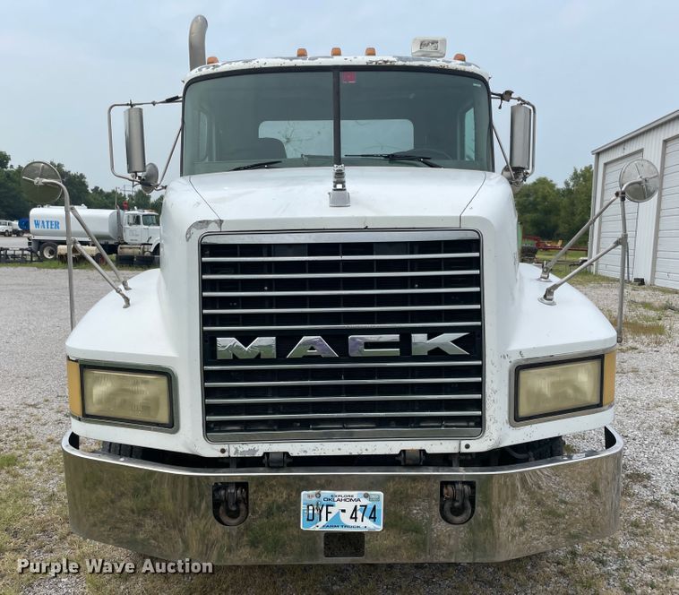 image for item KK9507 2001 Mack CH613  semi truck