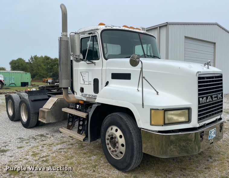 image for item KK9507 2001 Mack CH613  semi truck