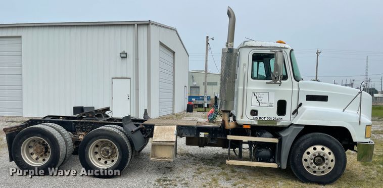 image for item KK9507 2001 Mack CH613  semi truck