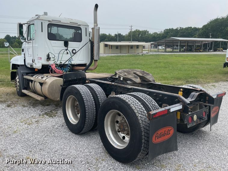 image for item KK9507 2001 Mack CH613  semi truck