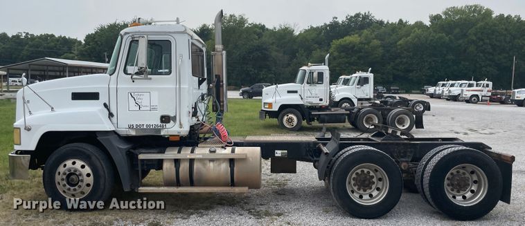 image for item KK9507 2001 Mack CH613  semi truck