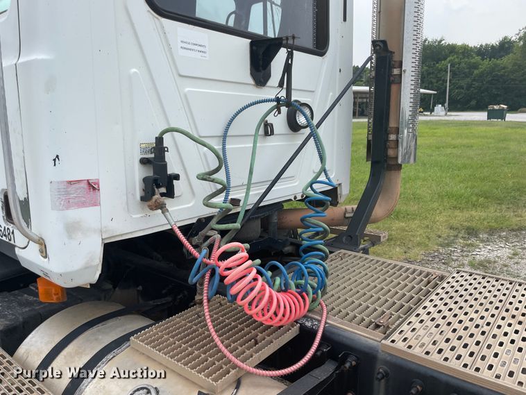 image for item KK9507 2001 Mack CH613  semi truck