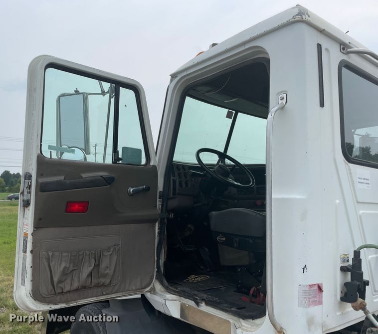 image for item KK9507 2001 Mack CH613  semi truck