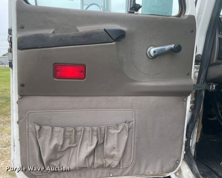 image for item KK9507 2001 Mack CH613  semi truck