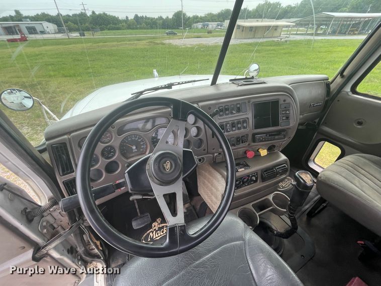 image for item KK9507 2001 Mack CH613  semi truck