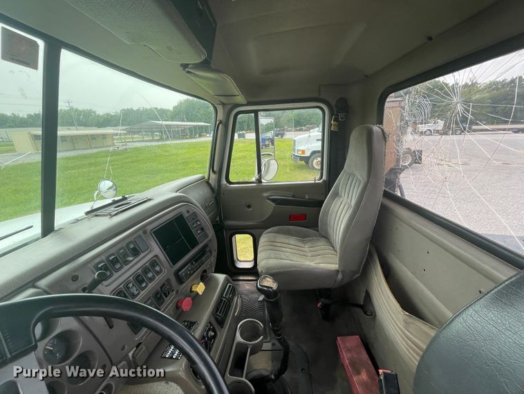 image for item KK9507 2001 Mack CH613  semi truck