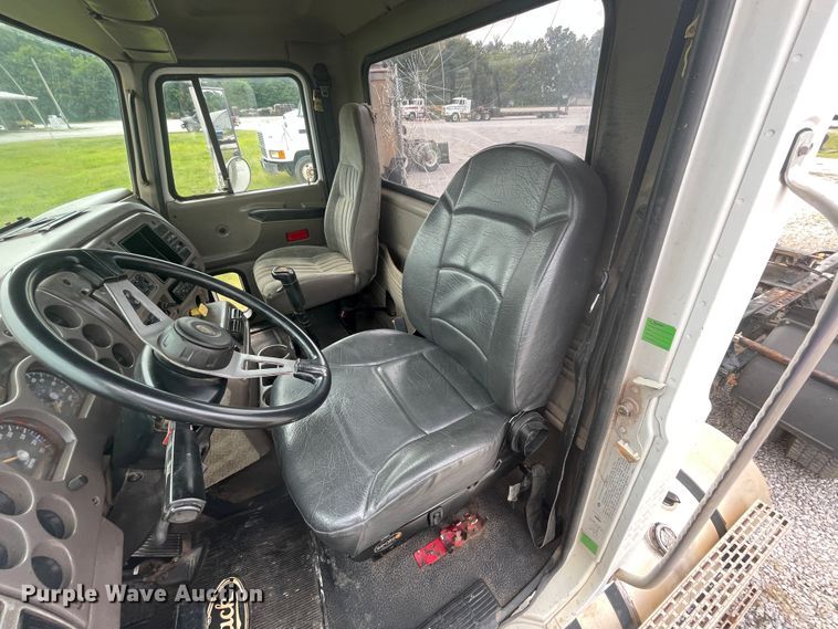 image for item KK9507 2001 Mack CH613  semi truck