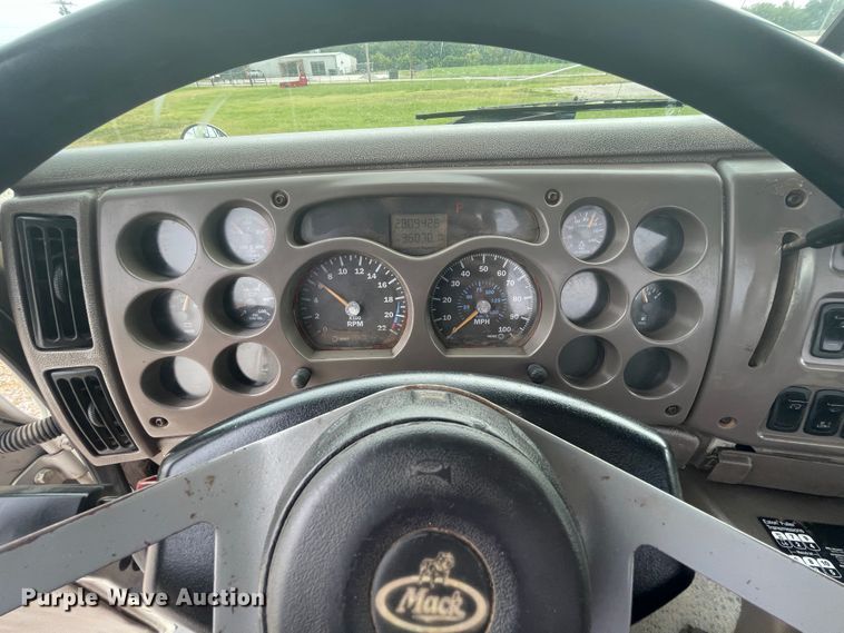 image for item KK9507 2001 Mack CH613  semi truck