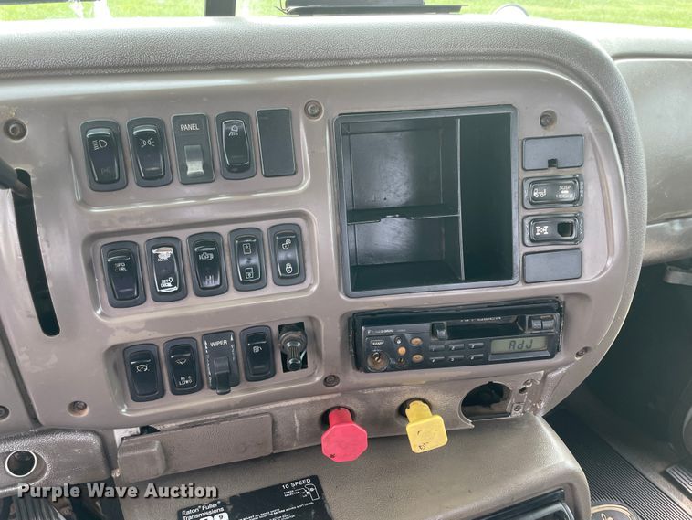 image for item KK9507 2001 Mack CH613  semi truck