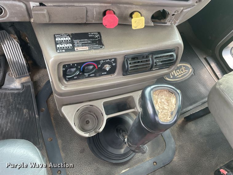 image for item KK9507 2001 Mack CH613  semi truck