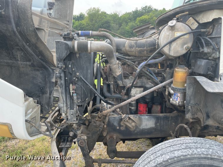 image for item KK9507 2001 Mack CH613  semi truck