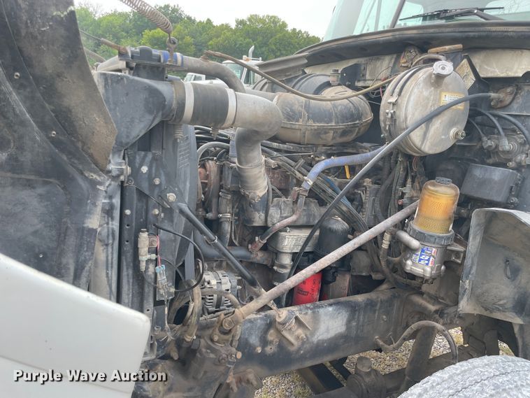 image for item KK9507 2001 Mack CH613  semi truck