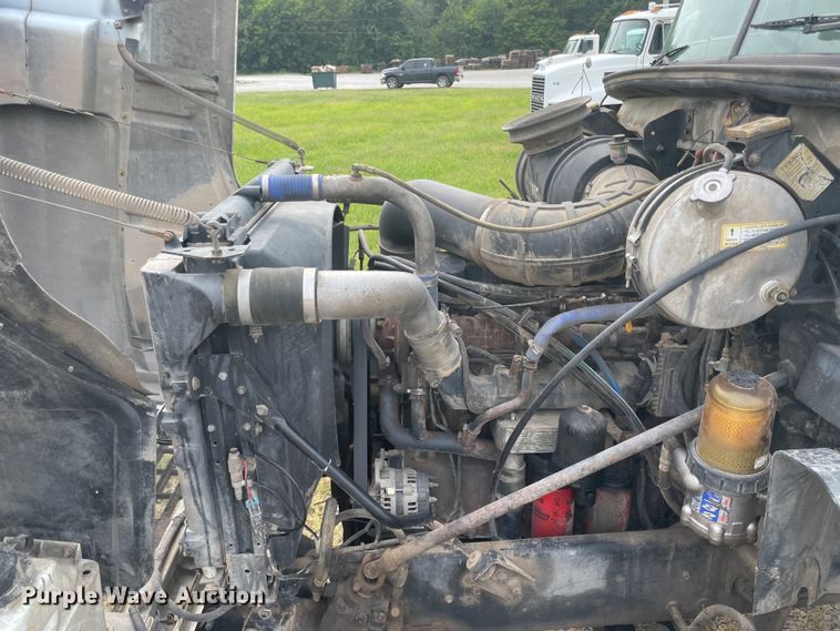 image for item KK9507 2001 Mack CH613  semi truck