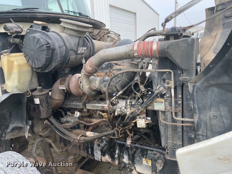 image for item KK9507 2001 Mack CH613  semi truck