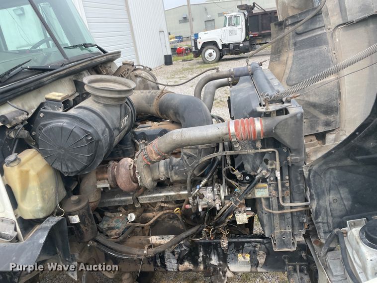 image for item KK9507 2001 Mack CH613  semi truck