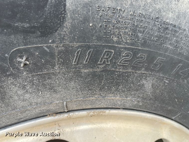 image for item KK9507 2001 Mack CH613  semi truck