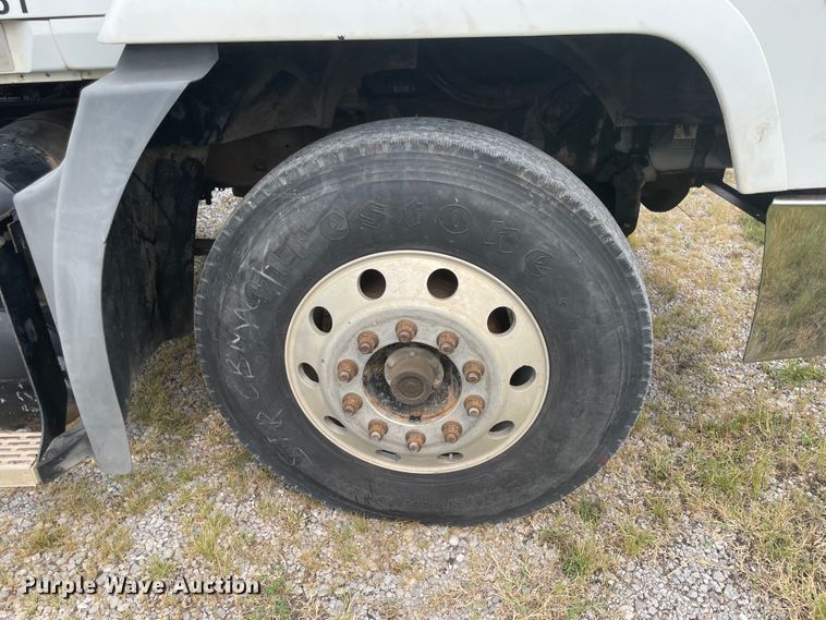 image for item KK9507 2001 Mack CH613  semi truck