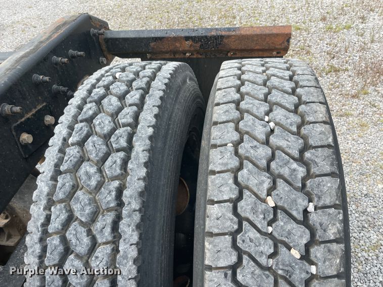 image for item KK9507 2001 Mack CH613  semi truck