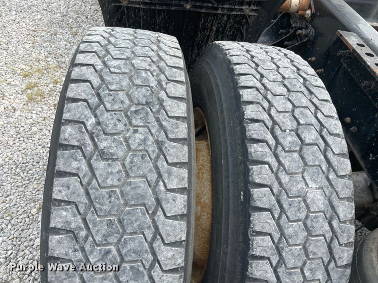 image for item KK9507 2001 Mack CH613  semi truck