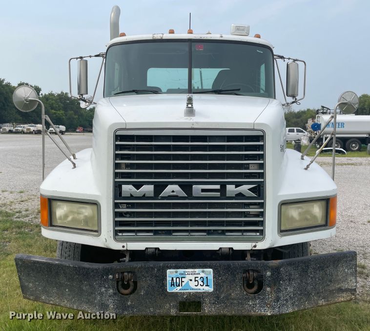 image for item KK9508 2000 Mack CH613  semi truck