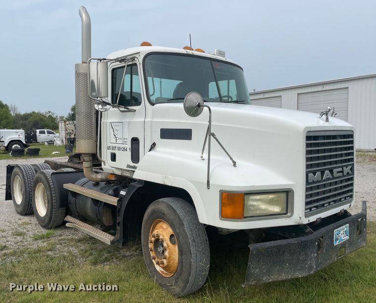 image for item KK9508 2000 Mack CH613  semi truck