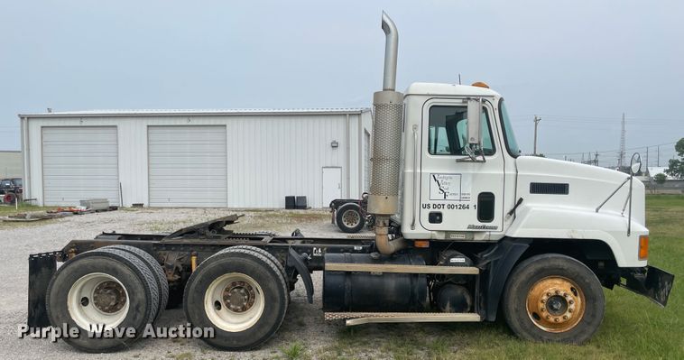 image for item KK9508 2000 Mack CH613  semi truck