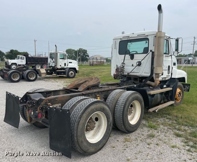 image for item KK9508 2000 Mack CH613  semi truck