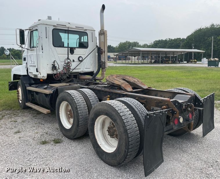 image for item KK9508 2000 Mack CH613  semi truck