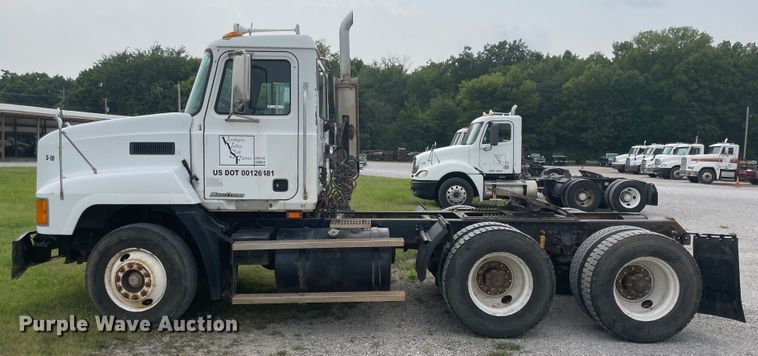image for item KK9508 2000 Mack CH613  semi truck