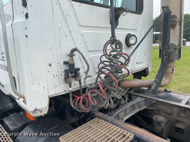 image for item KK9508 2000 Mack CH613  semi truck