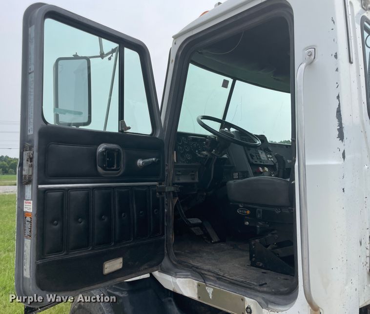 image for item KK9508 2000 Mack CH613  semi truck