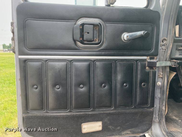 image for item KK9508 2000 Mack CH613  semi truck