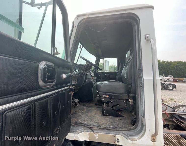 image for item KK9508 2000 Mack CH613  semi truck