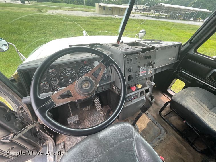 image for item KK9508 2000 Mack CH613  semi truck