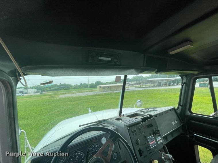 image for item KK9508 2000 Mack CH613  semi truck