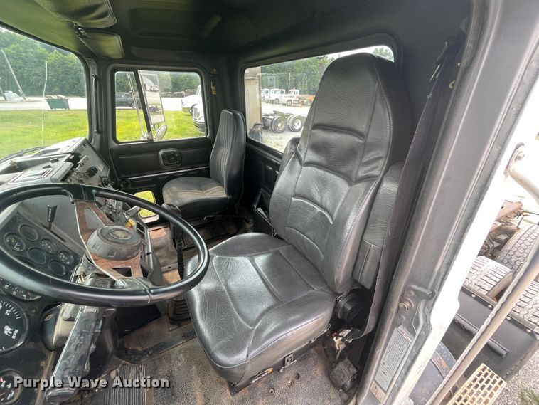 image for item KK9508 2000 Mack CH613  semi truck