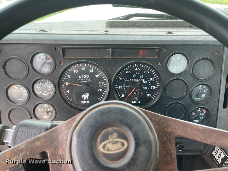 image for item KK9508 2000 Mack CH613  semi truck