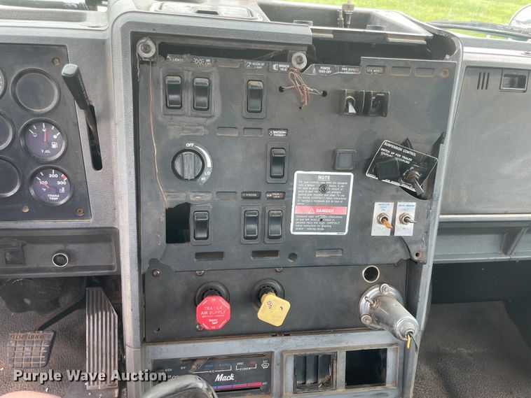 image for item KK9508 2000 Mack CH613  semi truck