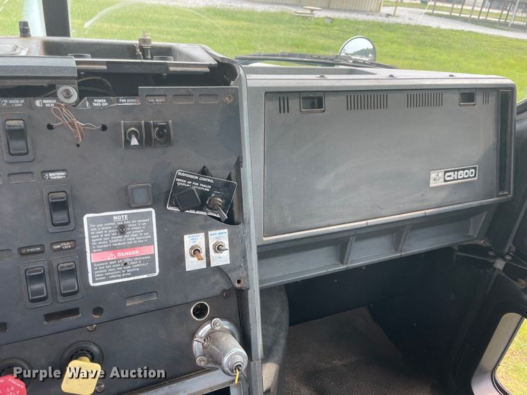 image for item KK9508 2000 Mack CH613  semi truck