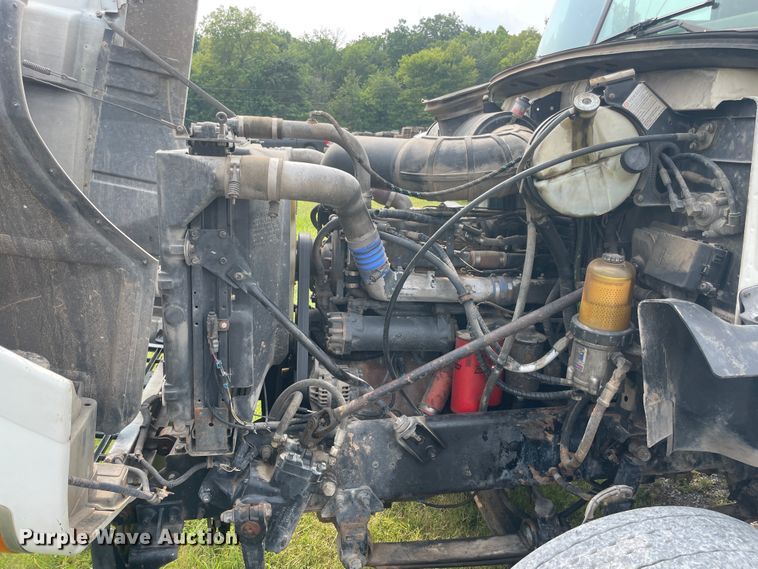 image for item KK9508 2000 Mack CH613  semi truck