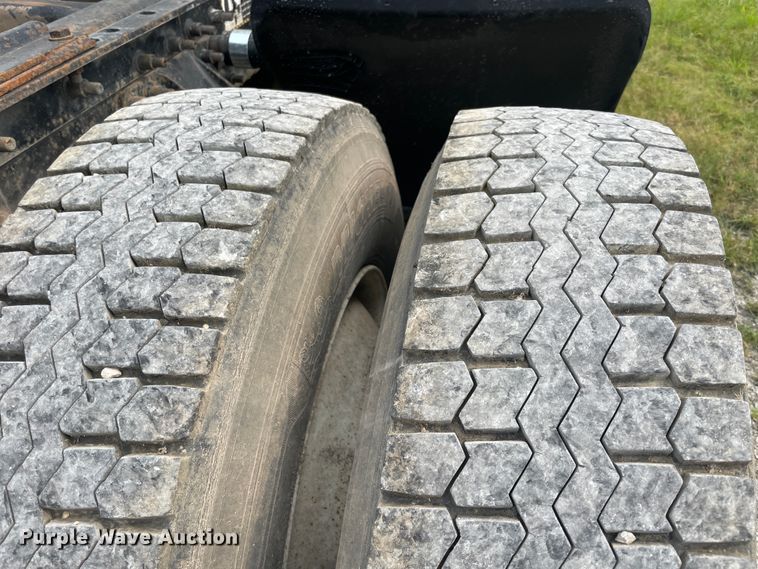 image for item KK9508 2000 Mack CH613  semi truck