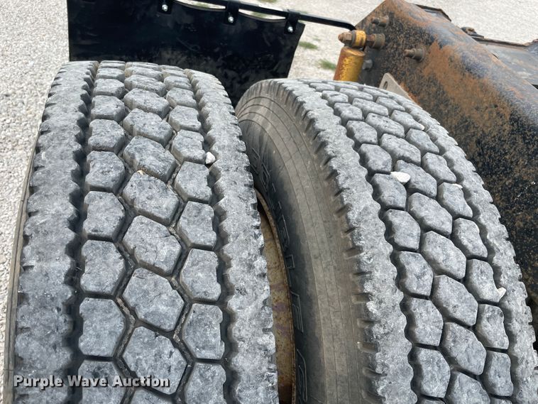 image for item KK9508 2000 Mack CH613  semi truck