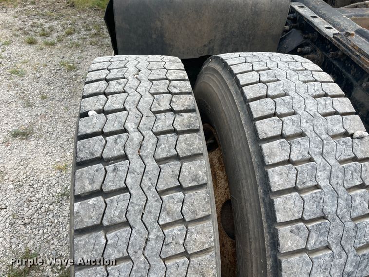 image for item KK9508 2000 Mack CH613  semi truck