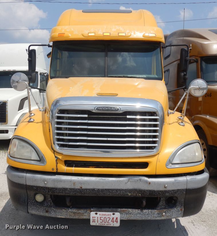 image for item KU9397 2005 Freightliner Columbia 120  semi truck