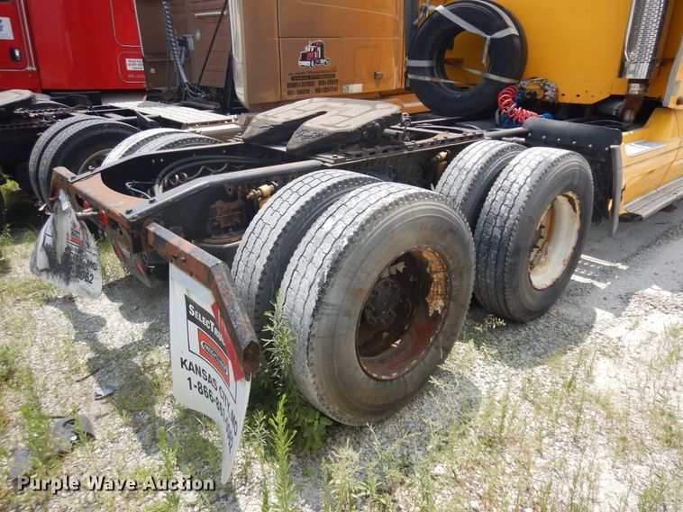 image for item KU9397 2005 Freightliner Columbia 120  semi truck