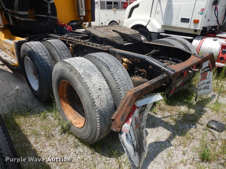 image for item KU9397 2005 Freightliner Columbia 120  semi truck