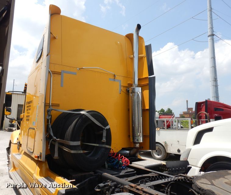 image for item KU9397 2005 Freightliner Columbia 120  semi truck