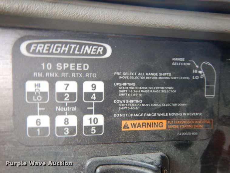 image for item KU9397 2005 Freightliner Columbia 120  semi truck